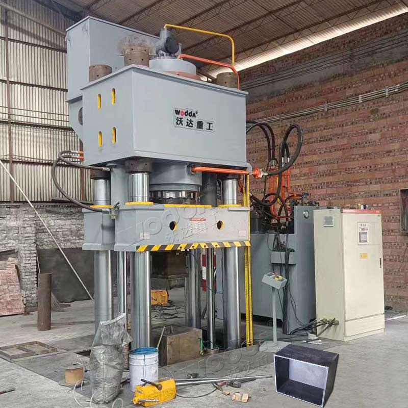 800噸匣缽液壓機(jī)客戶現(xiàn)場 800噸匣缽液壓機(jī)客戶現(xiàn)場