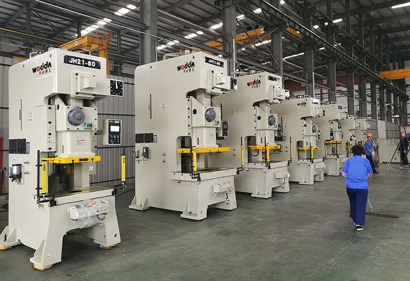 氣動(dòng)沖床現(xiàn)場 氣動(dòng)沖床現(xiàn)場