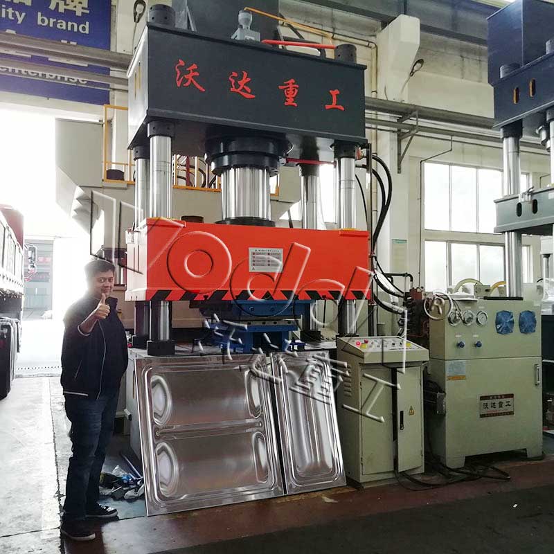 500噸不銹鋼水箱板成型液壓機(jī) 500噸不銹鋼水箱板成型液壓機(jī)