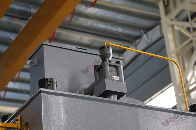 四柱液壓機(jī)如何選擇合適的液壓油？有哪些型號(hào)？