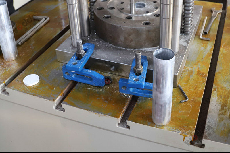 500噸蓄電池外殼拉伸成型液壓機(jī) 500噸蓄電池外殼拉伸成型液壓機(jī)