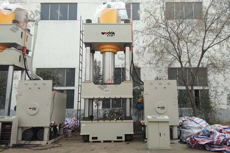 1000噸三梁四柱液壓機(jī) 1000噸三梁四柱液壓機(jī)