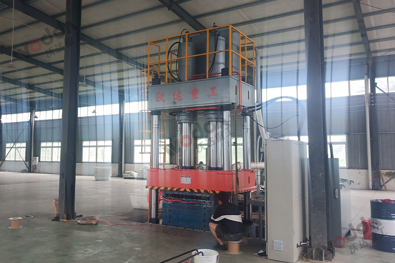 630噸塑料托盤(pán)液壓機(jī)實(shí)景圖 630噸塑料托盤(pán)液壓機(jī)實(shí)景圖