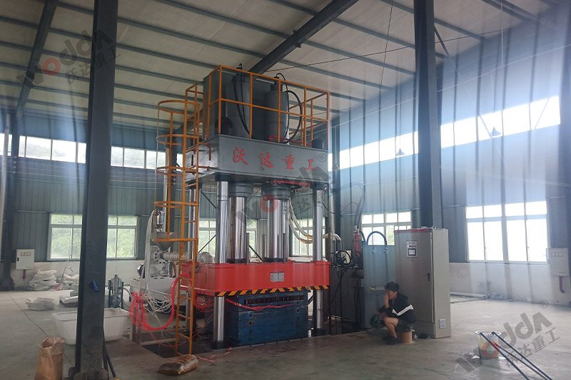 630噸塑料托盤(pán)液壓機(jī)實(shí)景圖 630噸塑料托盤(pán)液壓機(jī)實(shí)景圖