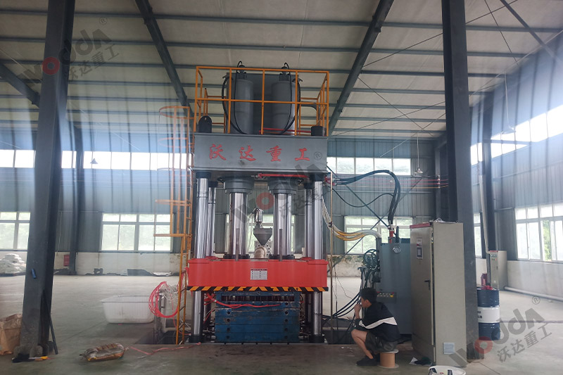 630噸塑料托盤(pán)液壓機(jī)實(shí)景圖 630噸塑料托盤(pán)液壓機(jī)實(shí)景圖