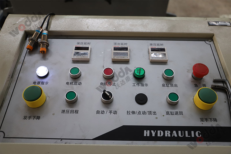 315噸耐火材料液壓機(jī)控制臺 315噸耐火材料液壓機(jī)控制臺