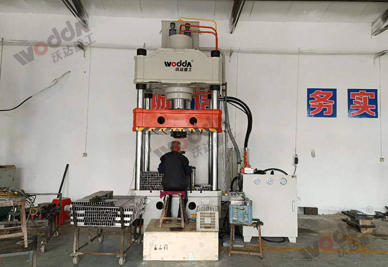 315噸冷擠壓四柱液壓機(jī) 315噸冷擠壓四柱液壓機(jī)