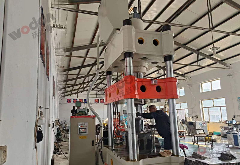 315噸冷擠壓四柱液壓機(jī) 315噸冷擠壓四柱液壓機(jī)