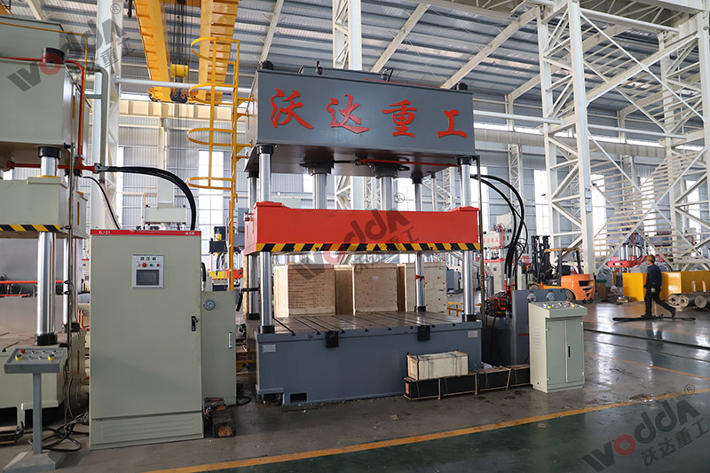 200噸汽車門板成型機(jī) 200噸汽車門板成型機(jī)