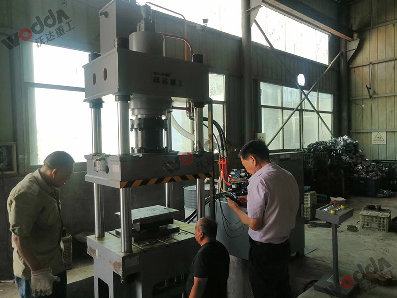 200噸不銹鋼離心風(fēng)機(jī)成型液壓機(jī) 200噸不銹鋼離心風(fēng)機(jī)成型液壓機(jī)