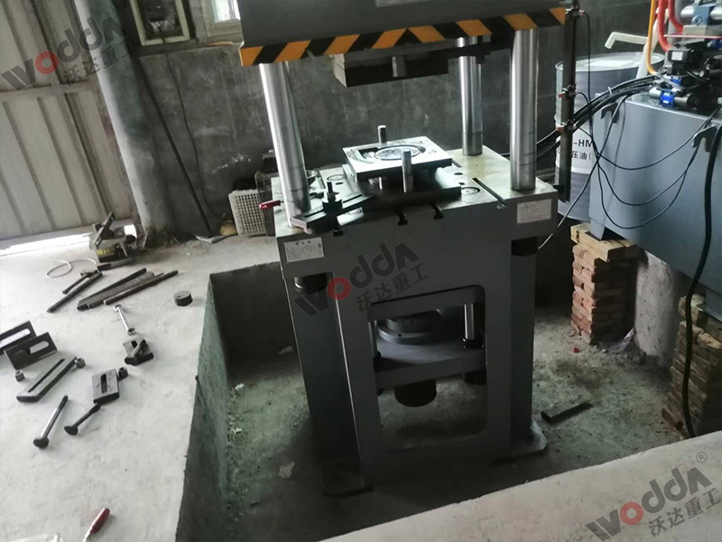 200噸不銹鋼離心風(fēng)機(jī)成型液壓機(jī) 200噸不銹鋼離心風(fēng)機(jī)成型液壓機(jī)