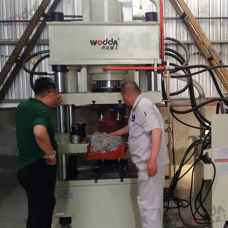 200噸壓鐵屑成型液壓機(jī) 200噸壓鐵屑成型液壓機(jī)