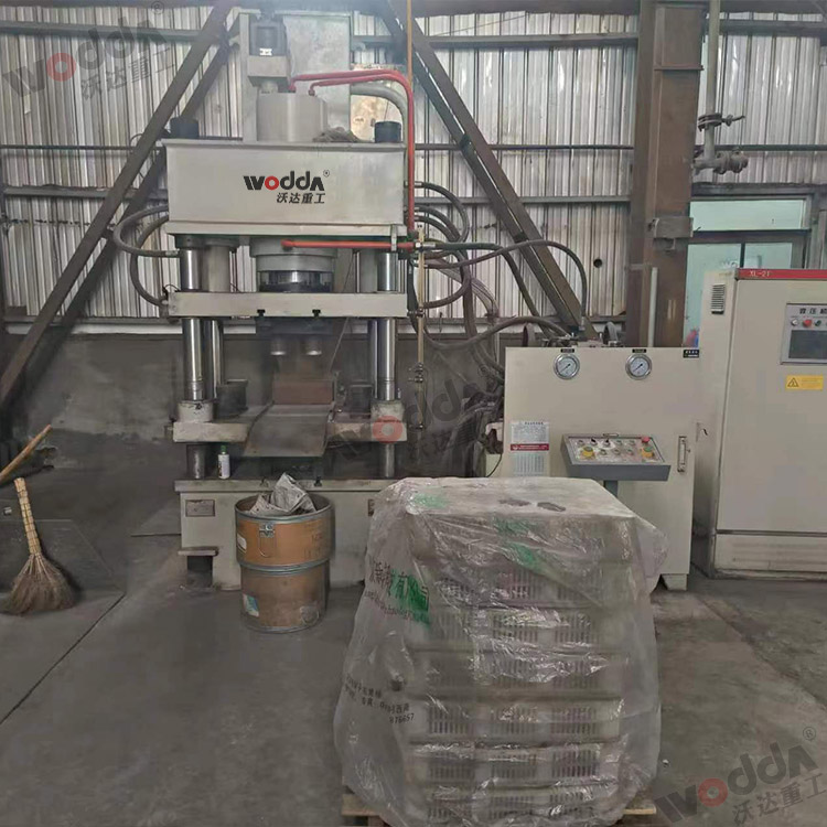 200噸壓錳粉成型液壓機(jī) 200噸壓錳粉成型液壓機(jī)