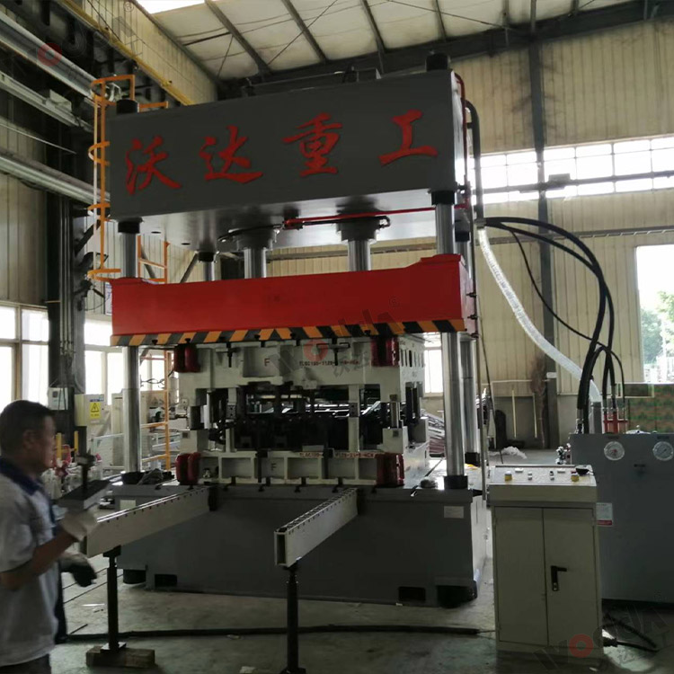 200噸汽車內(nèi)飾件(門板)液壓機(jī)(圖1) 200噸汽車內(nèi)飾件(門板)液壓機(jī)(圖1)