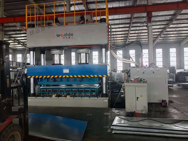 1000噸液壓機(jī) 1000噸液壓機(jī)