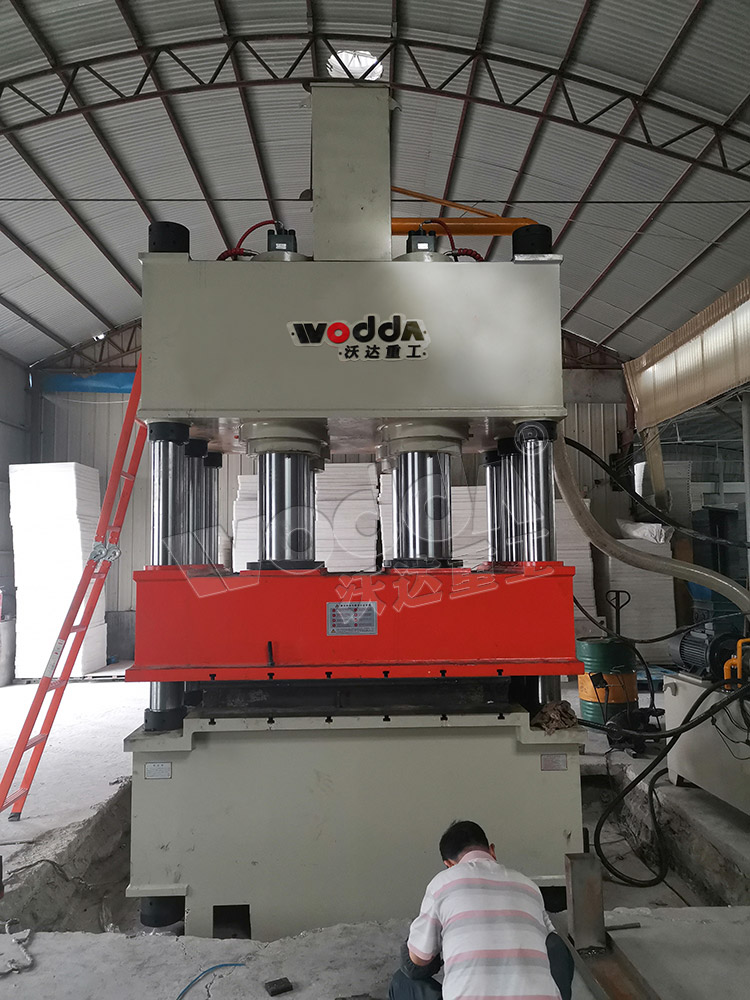 1000噸壓濾機濾板成型液壓機現(xiàn)場 1000噸壓濾機濾板成型液壓機現(xiàn)場