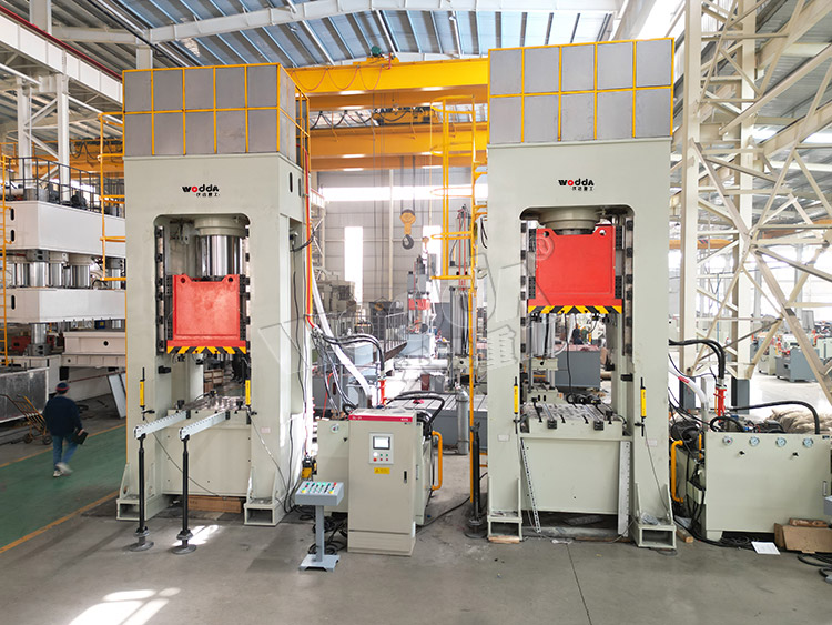 630噸框架式油壓機(jī) 630噸框架式油壓機(jī)