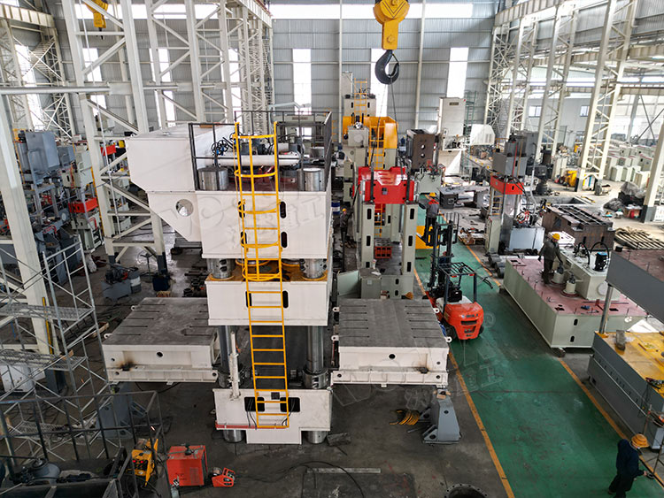 3000噸液壓機(jī)車(chē)間制造現(xiàn)場(chǎng) 3000噸液壓機(jī)車(chē)間制造現(xiàn)場(chǎng)