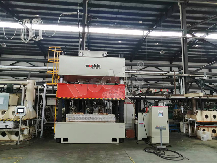 伺服315噸大臺(tái)面四柱液壓機(jī) 伺服315噸大臺(tái)面四柱液壓機(jī)