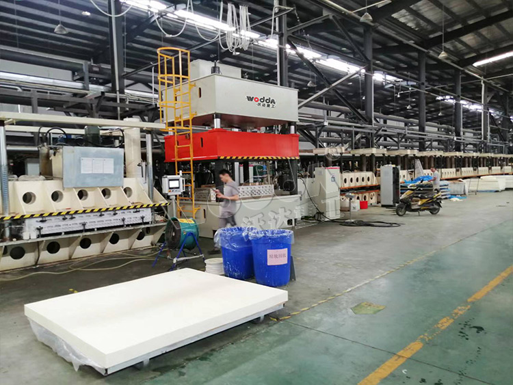 315噸四柱液壓機(jī)壓制床墊現(xiàn)場(chǎng) 315噸四柱液壓機(jī)壓制床墊現(xiàn)場(chǎng)