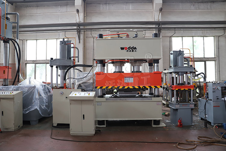 400噸火車門板整形液壓機(jī) 400噸火車門板整形液壓機(jī)