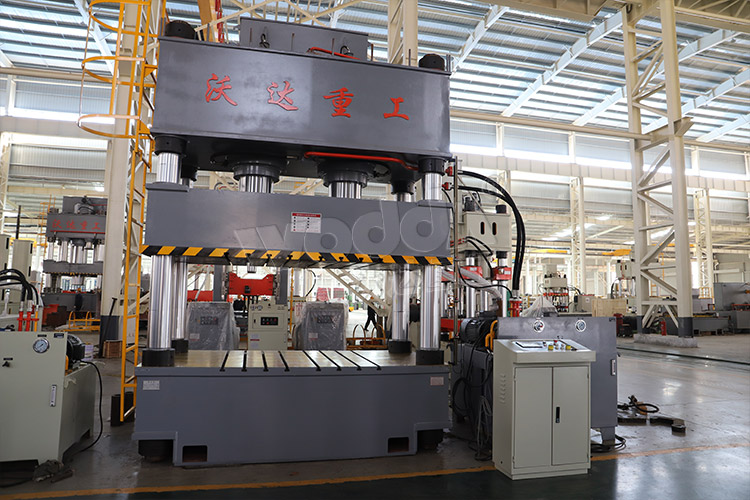 630噸火車門板整形液壓機(jī) 630噸火車門板整形液壓機(jī)