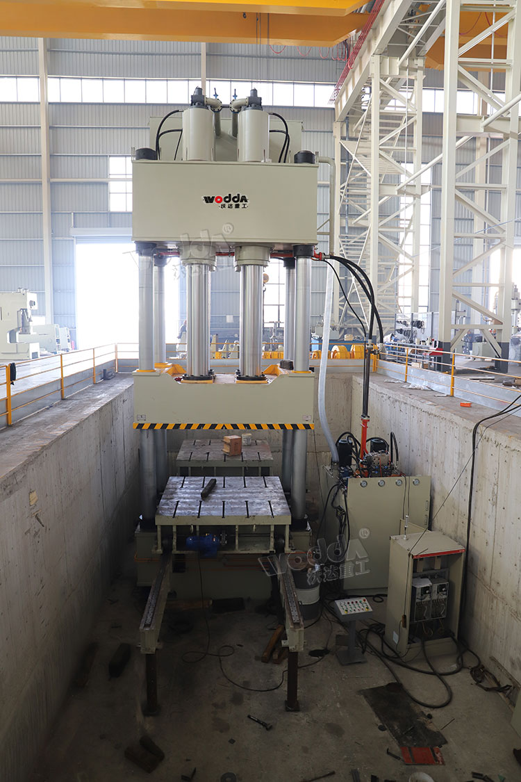 1500噸四柱液壓機(jī) 1500噸四柱液壓機(jī)