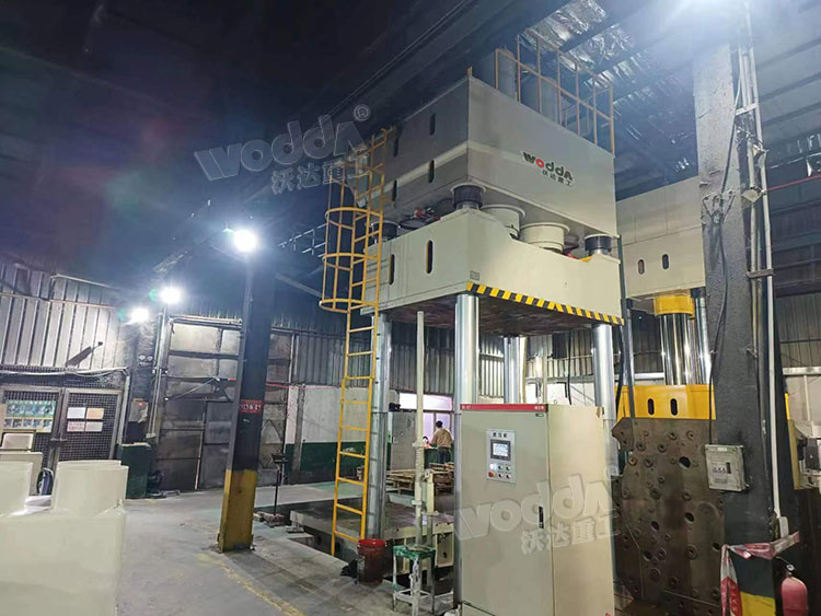 1500噸復(fù)合材料模壓機(jī)客戶車間現(xiàn)場.jpg 1500噸復(fù)合材料模壓機(jī)客戶車間現(xiàn)場.jpg