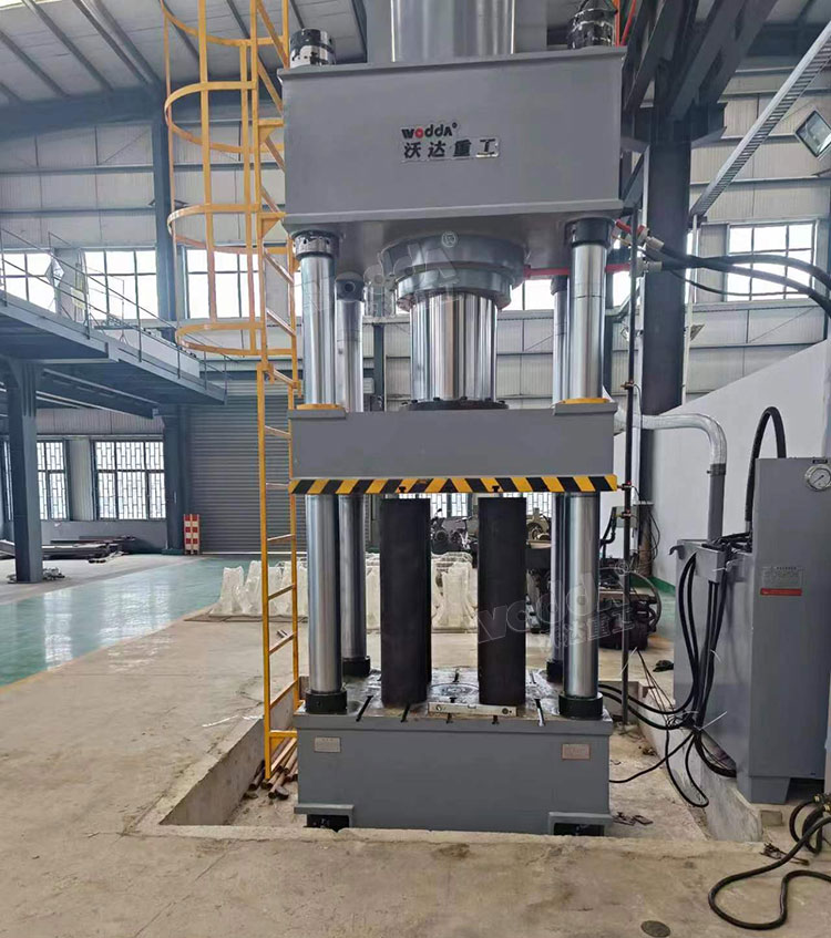 復(fù)合材料模壓機客戶車間現(xiàn)場