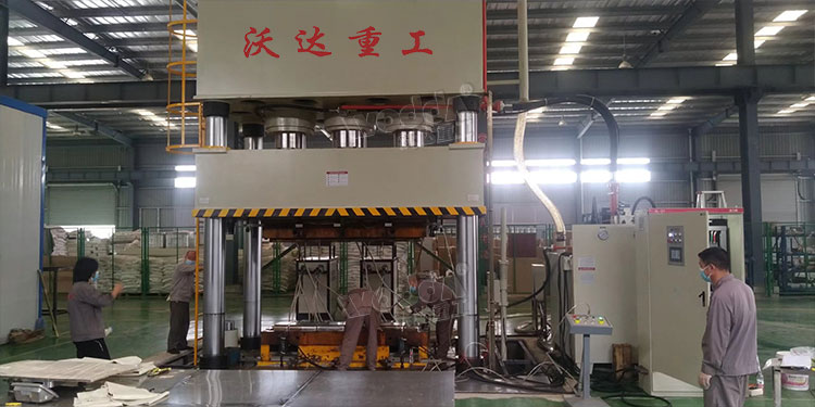 玻璃鋼電纜橋架成型液壓機(jī)客戶(hù)加工車(chē)間 玻璃鋼電纜橋架成型液壓機(jī)客戶(hù)加工車(chē)間