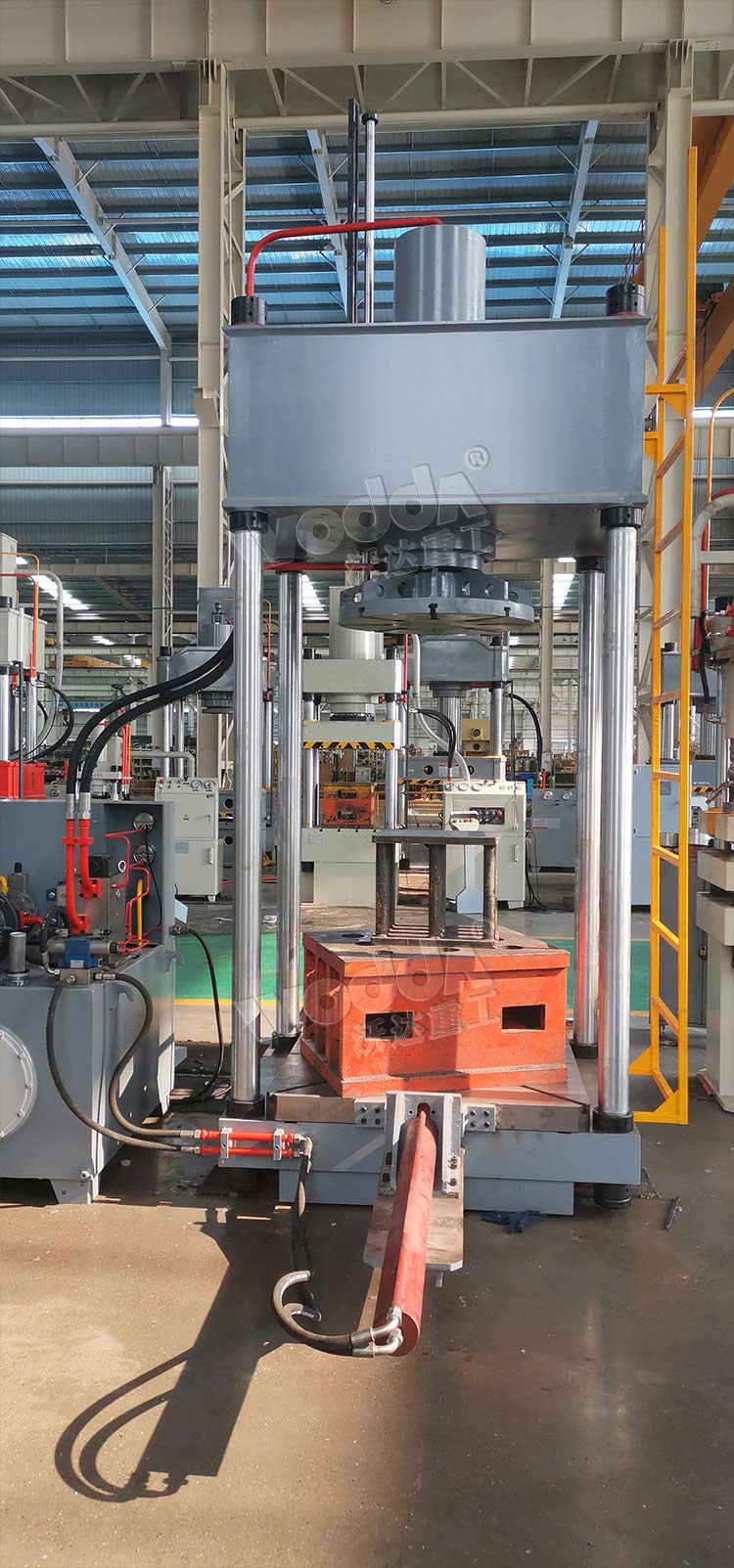 200噸兩梁四柱液壓機(jī)背面 200噸兩梁四柱液壓機(jī)背面