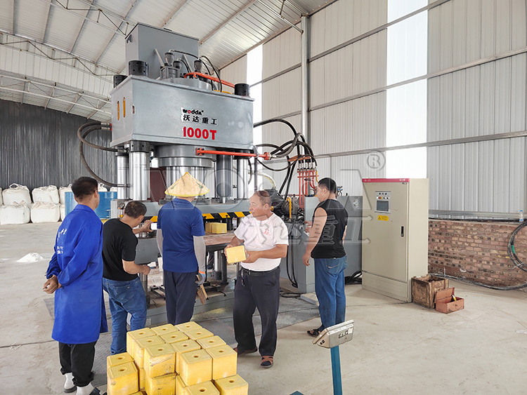 1000噸四梁四柱液壓機(jī).jpg 1000噸四梁四柱液壓機(jī).jpg