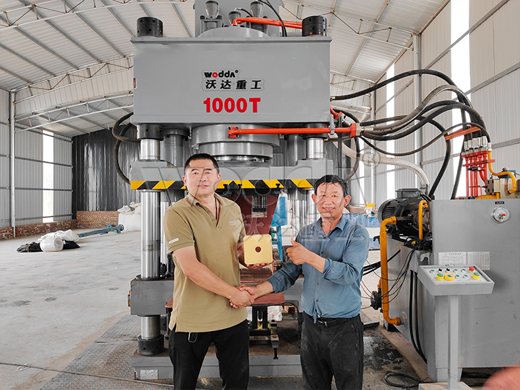 全自動(dòng)鹽磚機(jī)試機(jī)成功.jpg 全自動(dòng)鹽磚機(jī)試機(jī)成功.jpg