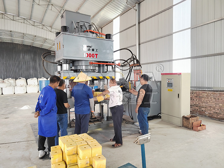 牛羊舔磚液壓機(jī)試機(jī).jpg 牛羊舔磚液壓機(jī)試機(jī).jpg