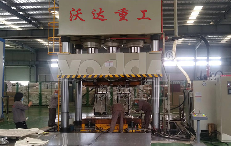 1500噸玻璃鋼電纜橋架成型液壓機(jī) 1500噸玻璃鋼電纜橋架成型液壓機(jī)