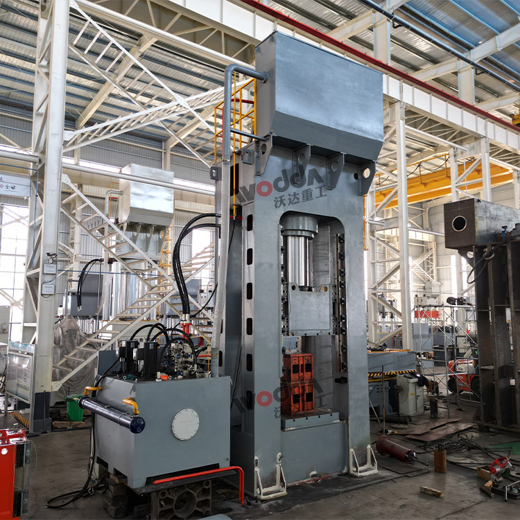 1250噸液壓機(jī)側(cè)面 1250噸液壓機(jī)側(cè)面