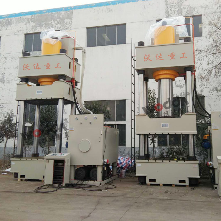 客戶訂購(gòu)兩臺(tái)1000噸三梁四柱液壓機(jī) 客戶訂購(gòu)兩臺(tái)1000噸三梁四柱液壓機(jī)