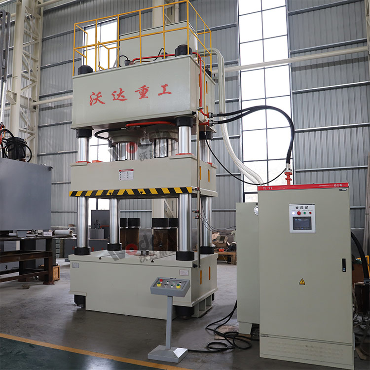 三梁四柱液壓機(jī) 三梁四柱液壓機(jī)