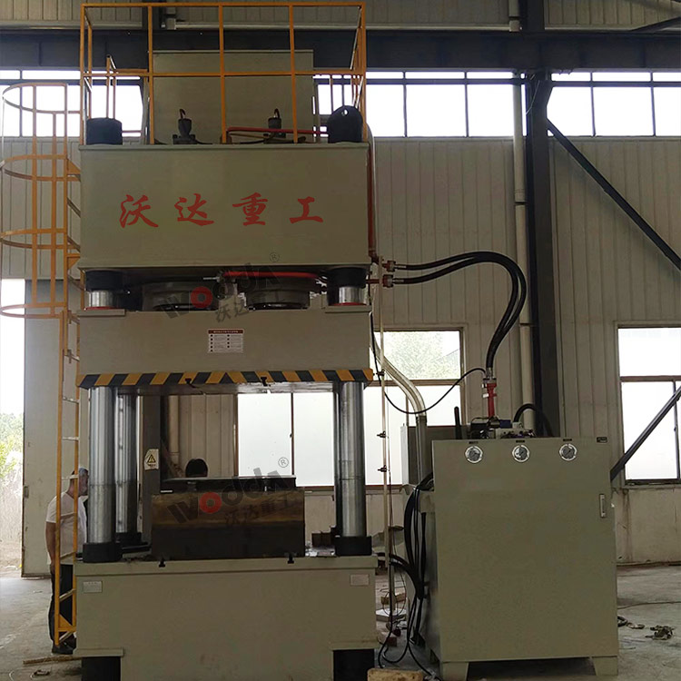 800噸四柱液壓機客戶試機現(xiàn)場 800噸四柱液壓機客戶試機現(xiàn)場