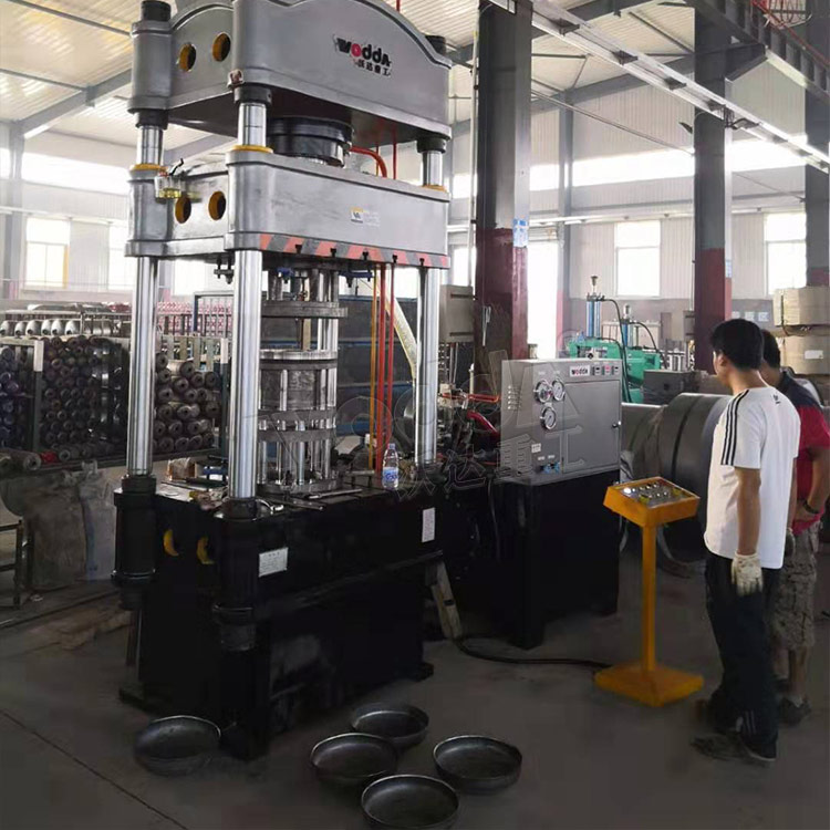 200噸煤氣罐封頭液壓機(jī) 200噸煤氣罐封頭液壓機(jī)