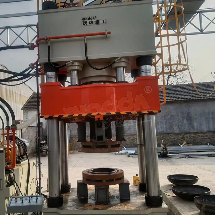 800噸封頭液壓機(jī)客戶現(xiàn)場 800噸封頭液壓機(jī)客戶現(xiàn)場