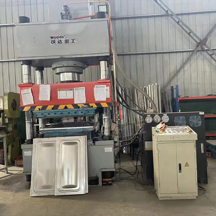 400噸不銹鋼水箱板液壓機(jī) 400噸不銹鋼水箱板液壓機(jī)