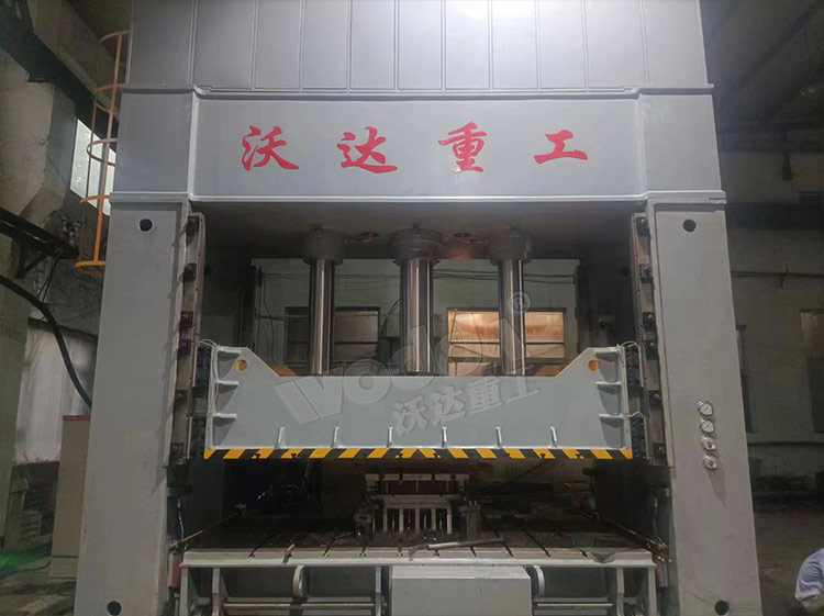 630噸汽車配件拉伸液壓機(jī)客戶現(xiàn)場(chǎng) 630噸汽車配件拉伸液壓機(jī)客戶現(xiàn)場(chǎng)