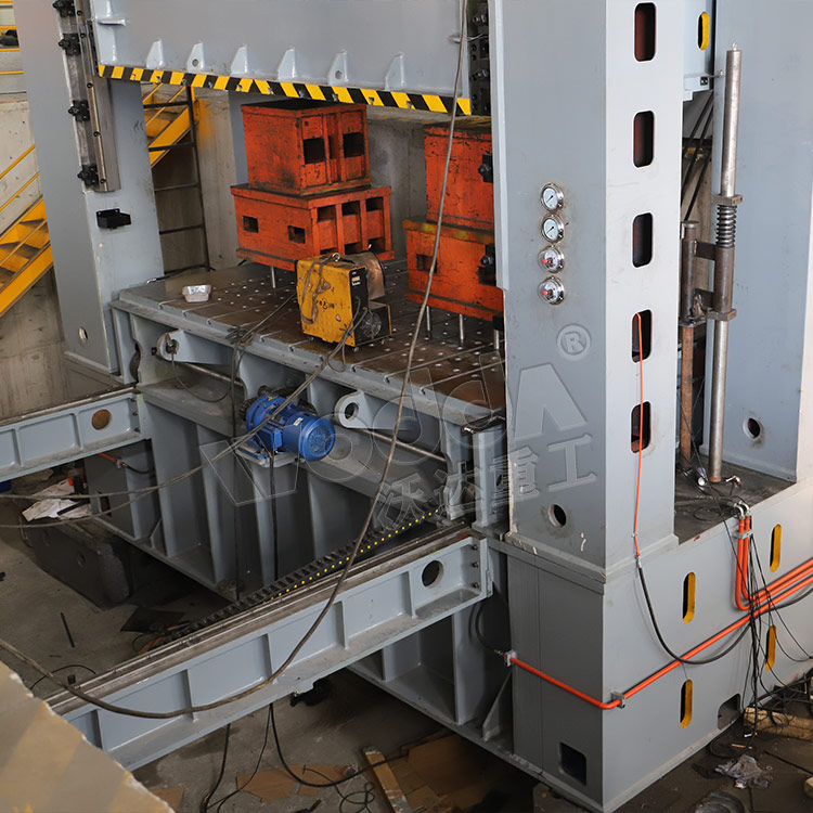 630噸框架式液壓機(jī) 630噸框架式液壓機(jī)