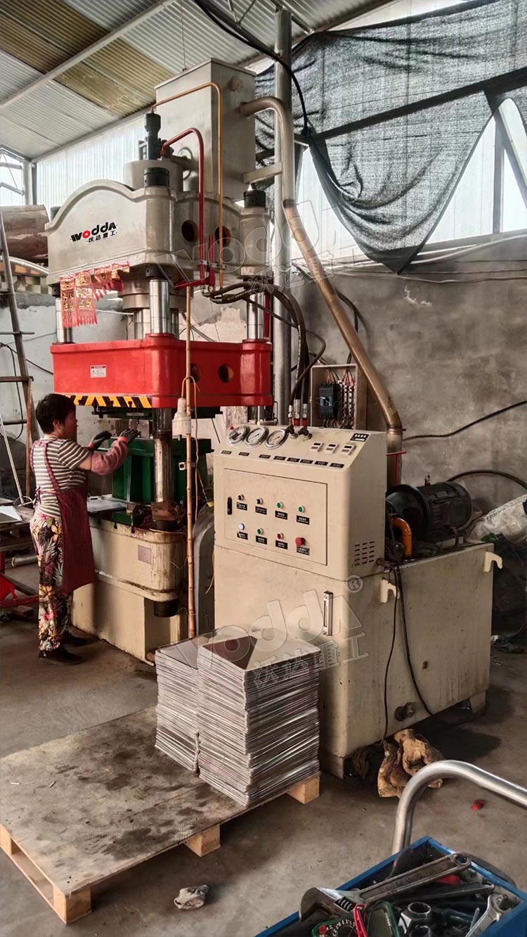 200不銹鋼拉伸液壓機(jī)客戶(hù)現(xiàn)場(chǎng) 200不銹鋼拉伸液壓機(jī)客戶(hù)現(xiàn)場(chǎng)