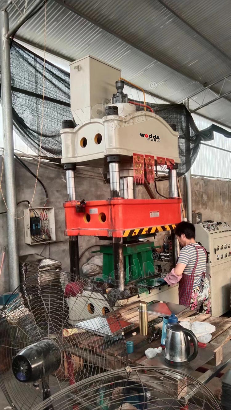 200噸四柱液壓機(jī)拉伸不銹鋼濾網(wǎng)成型 200噸四柱液壓機(jī)拉伸不銹鋼濾網(wǎng)成型