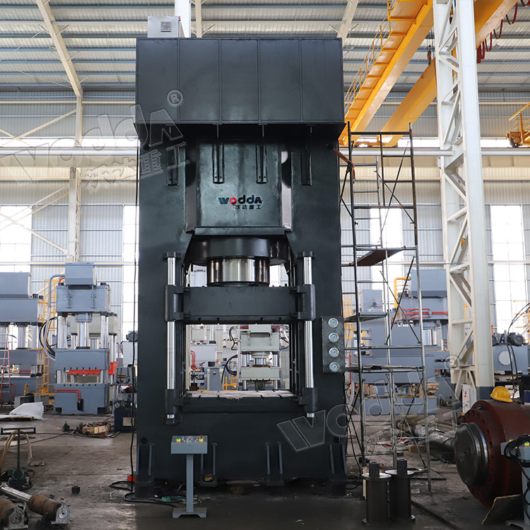 1800噸框架式液壓機(jī)車(chē)間裝配 1800噸框架式液壓機(jī)車(chē)間裝配