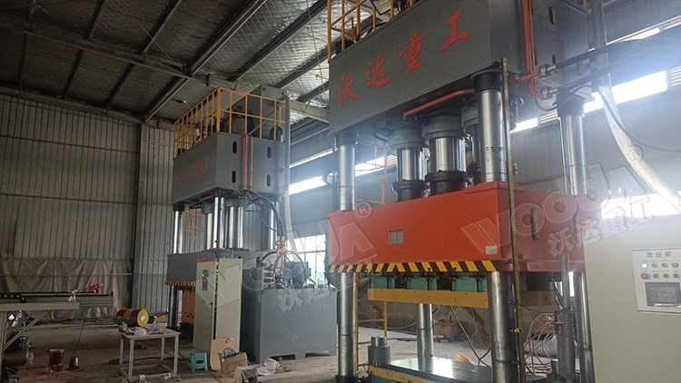 1500噸四柱液壓機(jī)模壓SMC汽車(chē)導(dǎo)流罩客戶(hù)現(xiàn)場(chǎng) 1500噸四柱液壓機(jī)模壓SMC汽車(chē)導(dǎo)流罩客戶(hù)現(xiàn)場(chǎng)