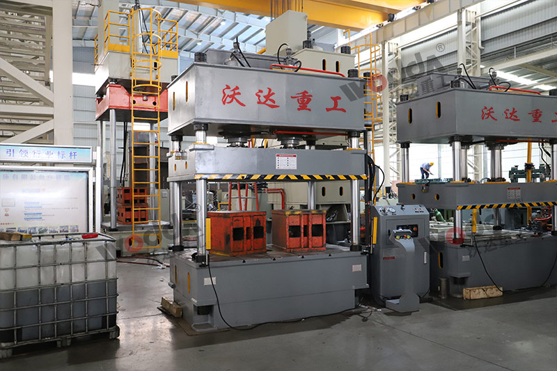 200噸三梁四柱液壓機(jī) 200噸三梁四柱液壓機(jī)