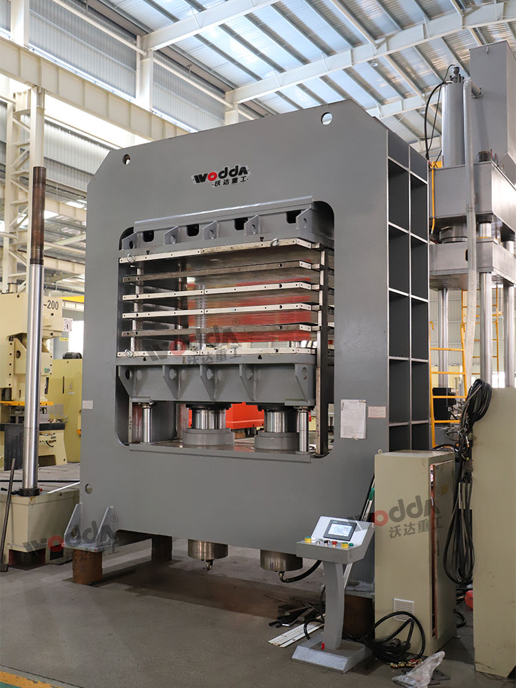 400噸復(fù)合板材多層熱壓機(jī) 400噸復(fù)合板材多層熱壓機(jī)